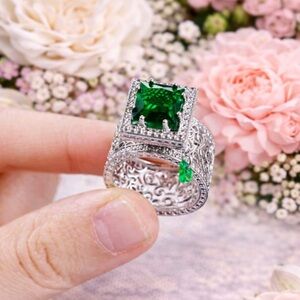 Elegant Silver and Green Gemstone Ring size 8